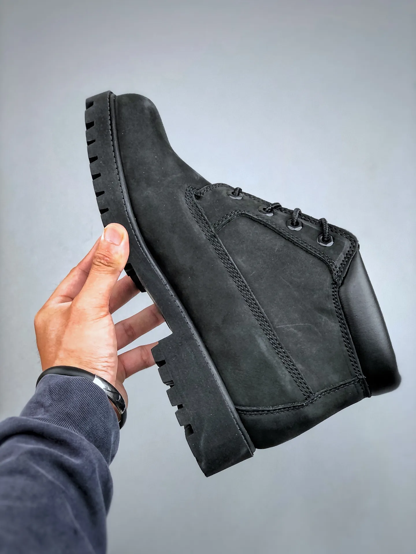 Local self-pickup 💰700 supports stores, you can get the pure and original top quality, one to one original development version, Timberland, not bad at kicking/classic mid-top black 32085 Produced by the original channel of Zhongshan Baoyuan, the top-notch technology is newly upgraded, it can be called a genuine copy machine, the original imported waterproof leather, the original anti-counterfeiting label, the purple light can be scanned, the computer sewing line, the four lines are aligned, the horizontal folding is dynamic and water-repellent, the top genuine consistent injection molding process Art Rubber non-slip outsole resists cold and cracks Authentic and consistent all-leather collar/lining/shoes Equipped with anti-fatigue shock-absorbing honeycomb insole Highly comfortable Full set of original packaging accessories (comes with shoelaces, cleaning eraser, and counter bag) Size: 35 36 37 38 39 39.5 40 41 42 43 44 45 One size larger